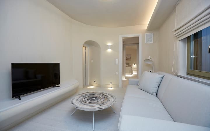 ห้องดูทีวีและเตียงโซฟาเสริมที่ชั้นล่าง