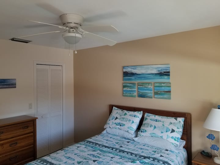 غرفة نوم ثانية بسرير بحجم كبير