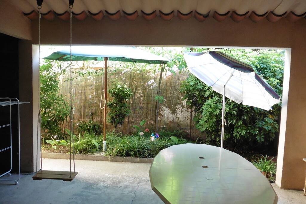 Petite terrasse à l 'abri, avec jardinet pour prendre les repas