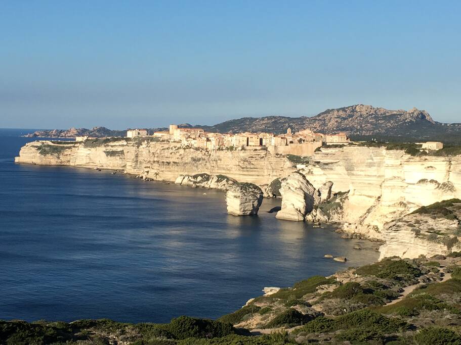 BONIFACI0 ses célèbres falaises