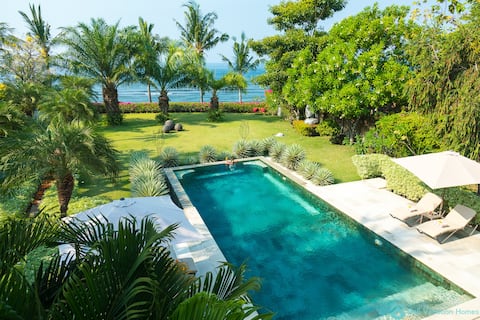 Majestic 14P, Family & Friends Beachfront villa!