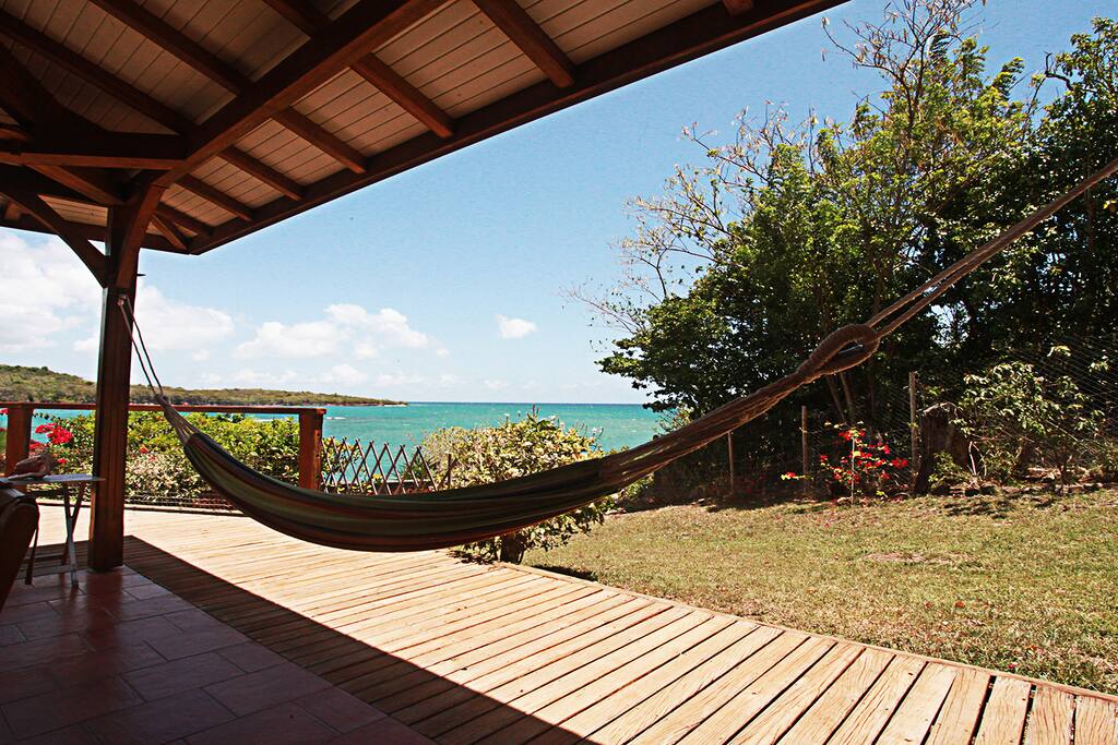 Relaxation dans le hamac les yeux dans le bleu