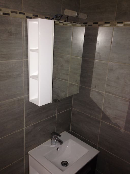 Petite salle de bain état neuf.