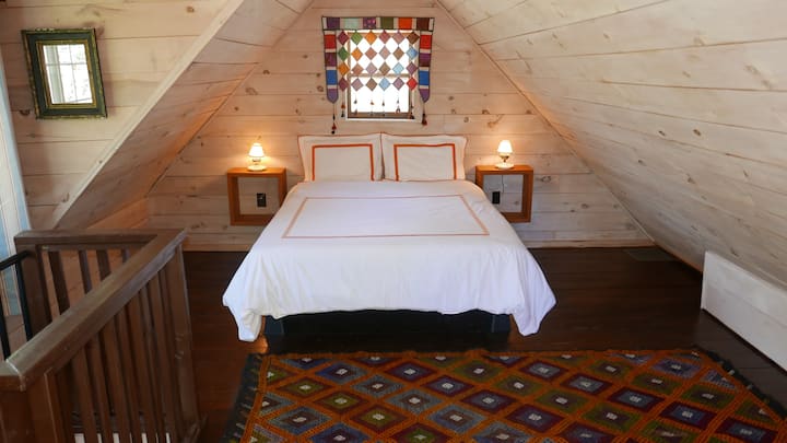 Dormitorio en la planta superior con cama tamaño queen