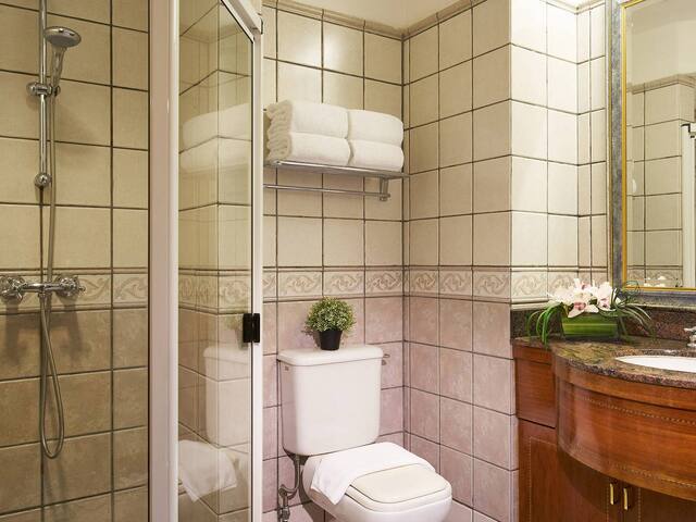 Warm 2BR Apt in the Heart of Orchard Road gallery image 5