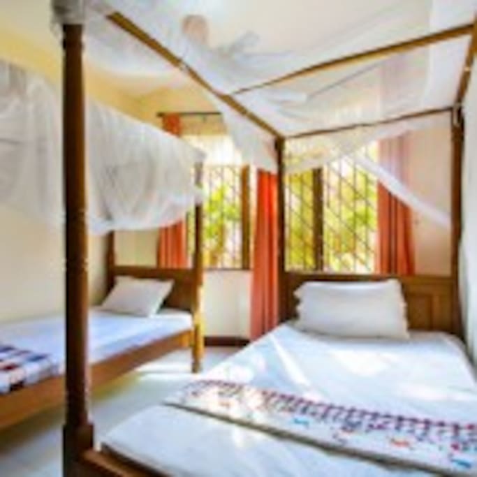 Room with 2 full size beds