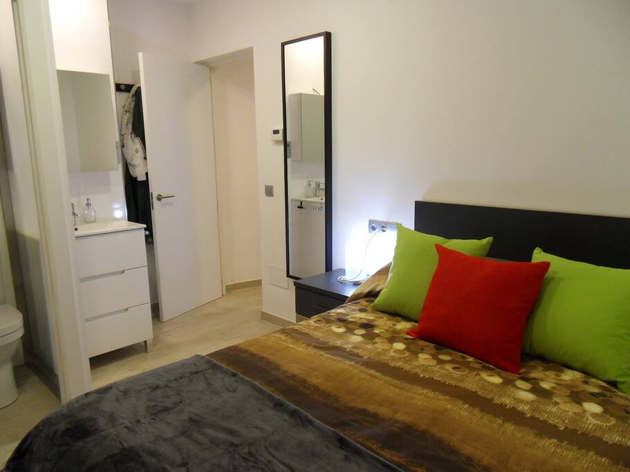 Dormitorio con baño en suite
