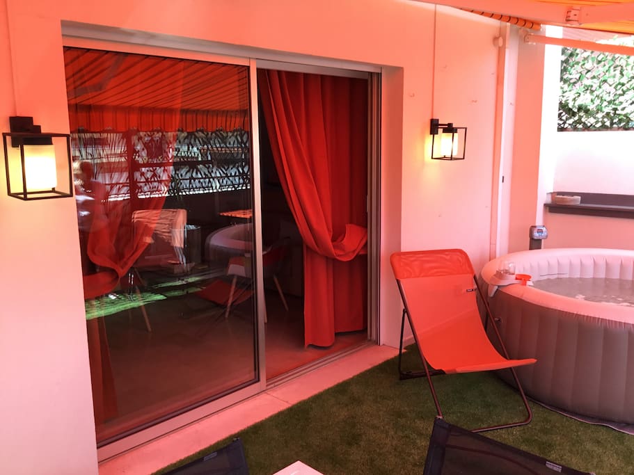grande baie salon près du Jacuzzi
terrasse recouverte du'un gros gazon synthétique