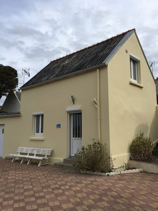 La maison très récemment repeinte.