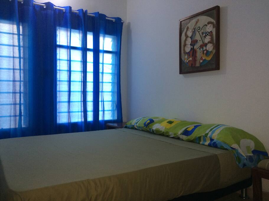 Comoda habitacion con cama doble.
