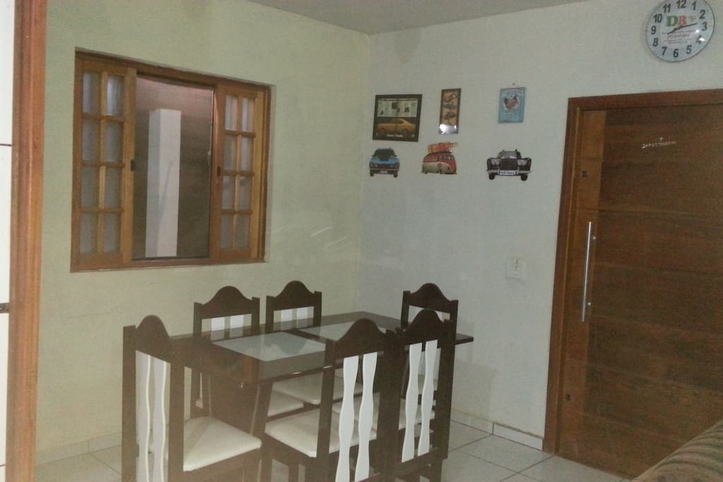 sala com mesa de jantar/trabalho/estudo.