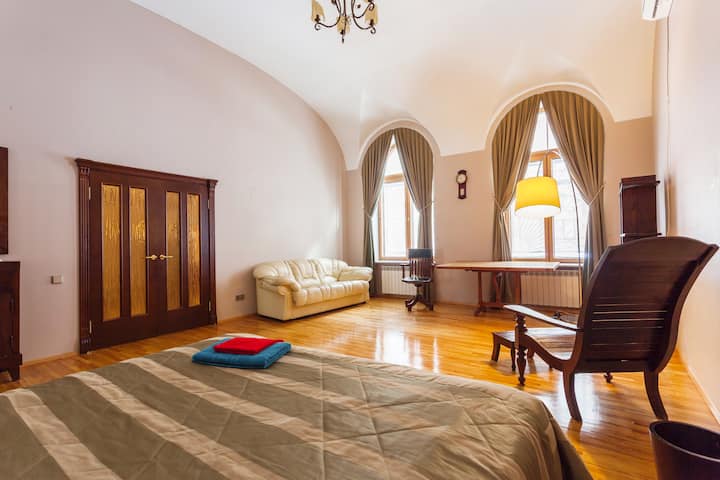 Great roomy flat, historical center, Isaac's cath.