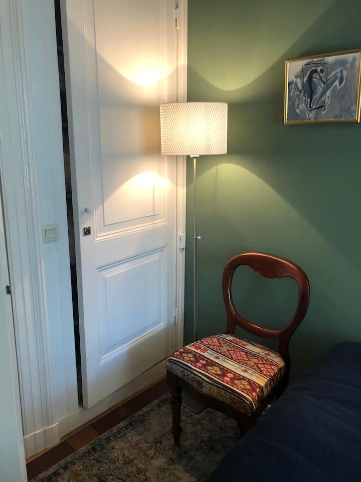 تفاصيل غرفة النوم الثالثة.