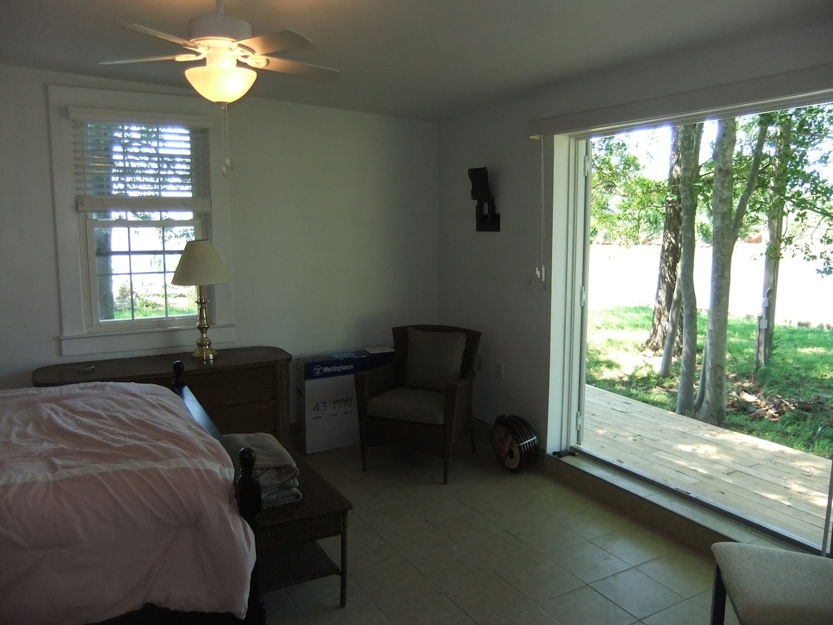 تفتح غرفة النوم الرئيسية مباشرة على الإطلالات الرائعة على المياه والخضرة الجميلة.
تحتوي غرفة النوم الرئيسية على نظام تدفئة/تبريد مخصص للتدفئة والتهوية وتكييف الهواء.