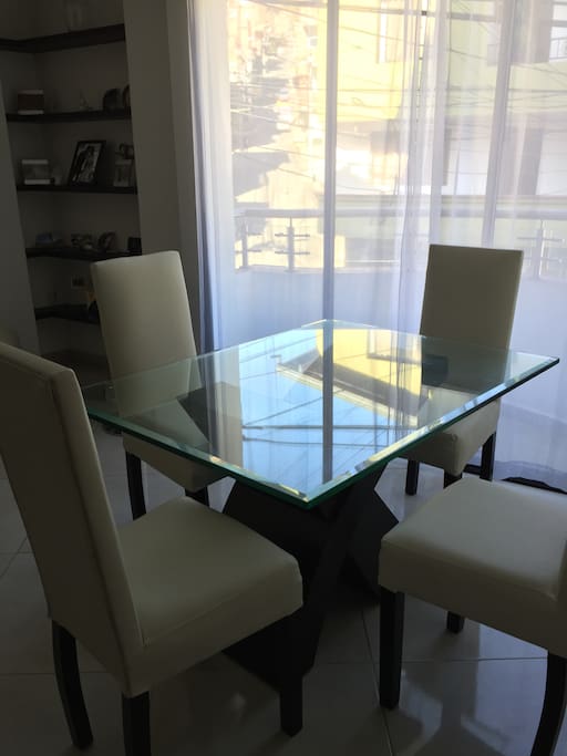 Comedor/dinning room. Cómodo para trabajar, buena luz y vista, con balcón /comfortable to desk work, good light input, with balcony and nice sight.