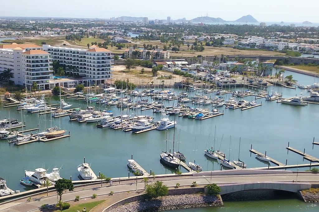 Disfruta del más exclusivo lugar de Mazatlán y descansa con la hermosa vista a la marina y sus bellos atardeceres.
