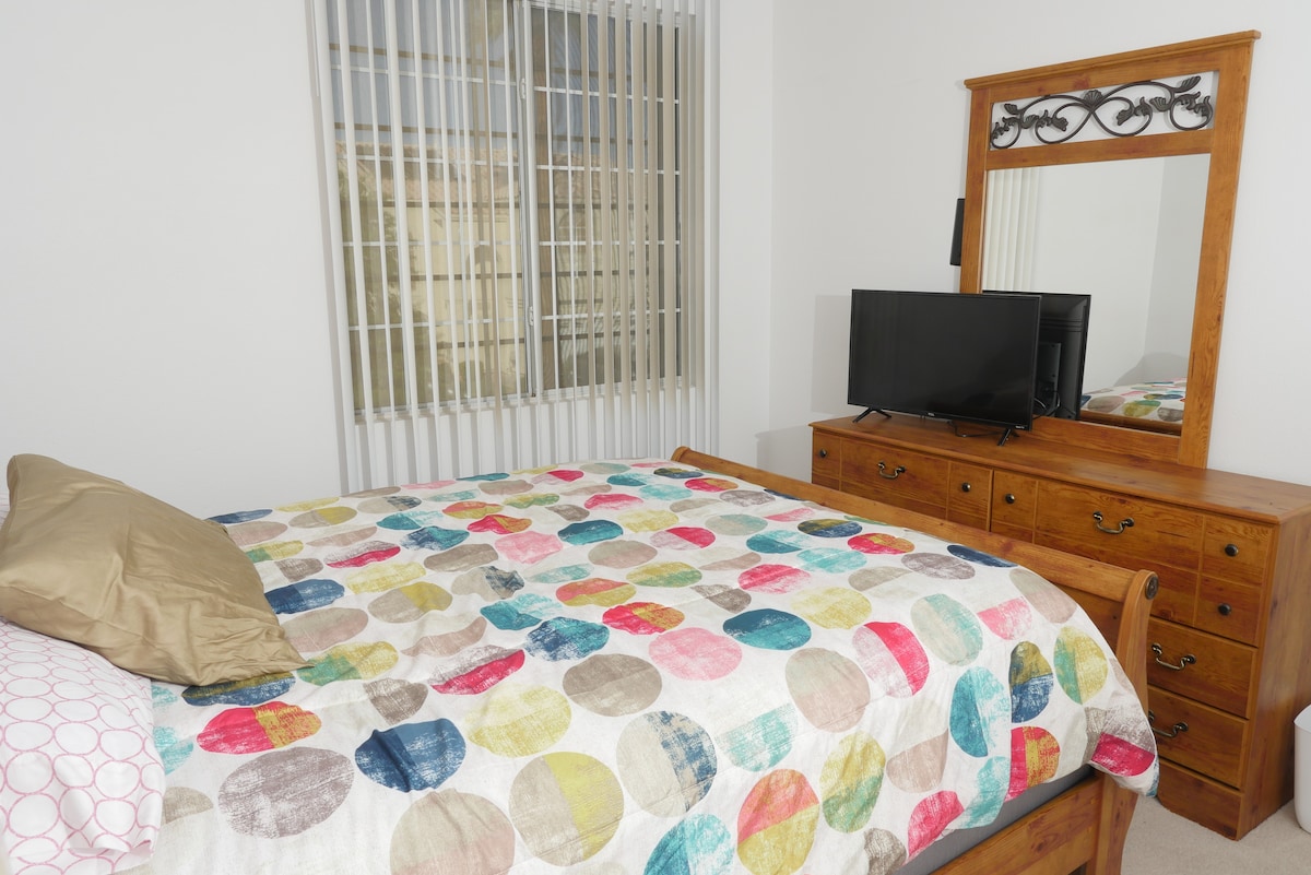 Nuevo juego de dormitorio Ashley Muebles queen con TV nuevo +Roku