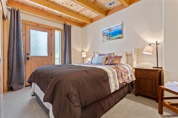  2/F غرفة نوم 2 مع سرير كبير. "كان من دواعي سروري العودة إلى SpruceHaus لإقامة أخرى." جيم *****