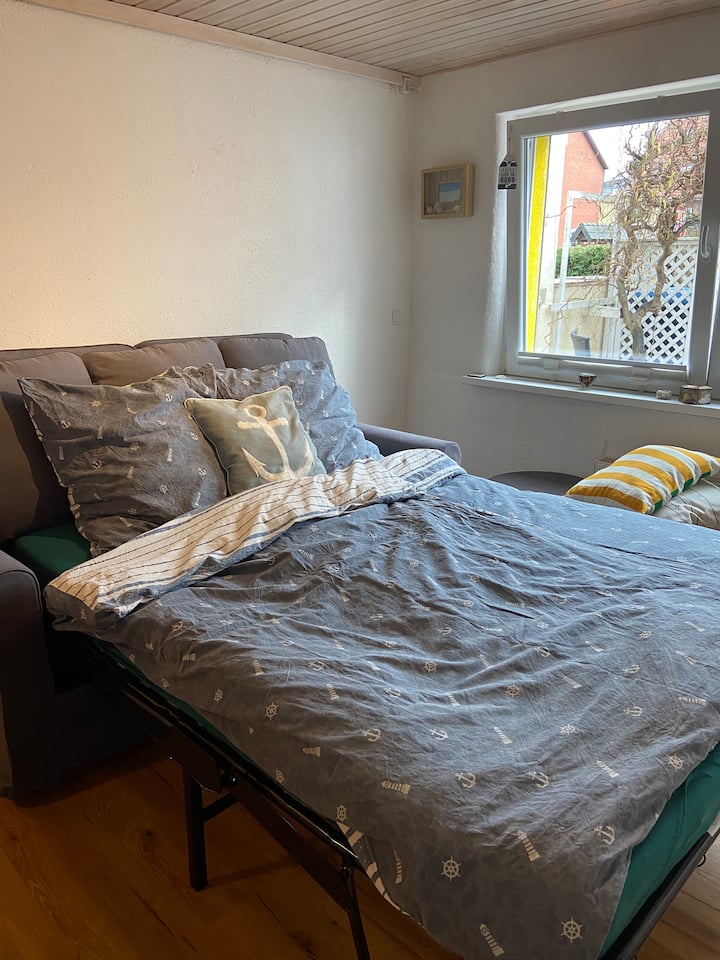 Ausgezogene Schlafcouch mit Matratze