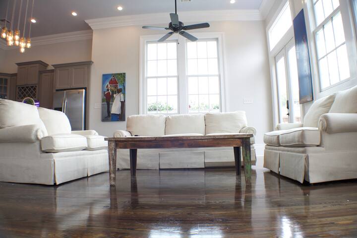 Walk to Bourbon/French Quarter 6 beds gallery image 3