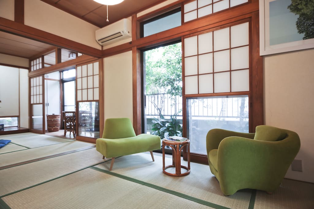 You can enjoy chatting or reading by your private garden on the IDÉE chairs (Designer furniture brand from Japan).