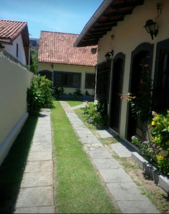 Corredor de acesso a entrada da casa 1 e garagem.