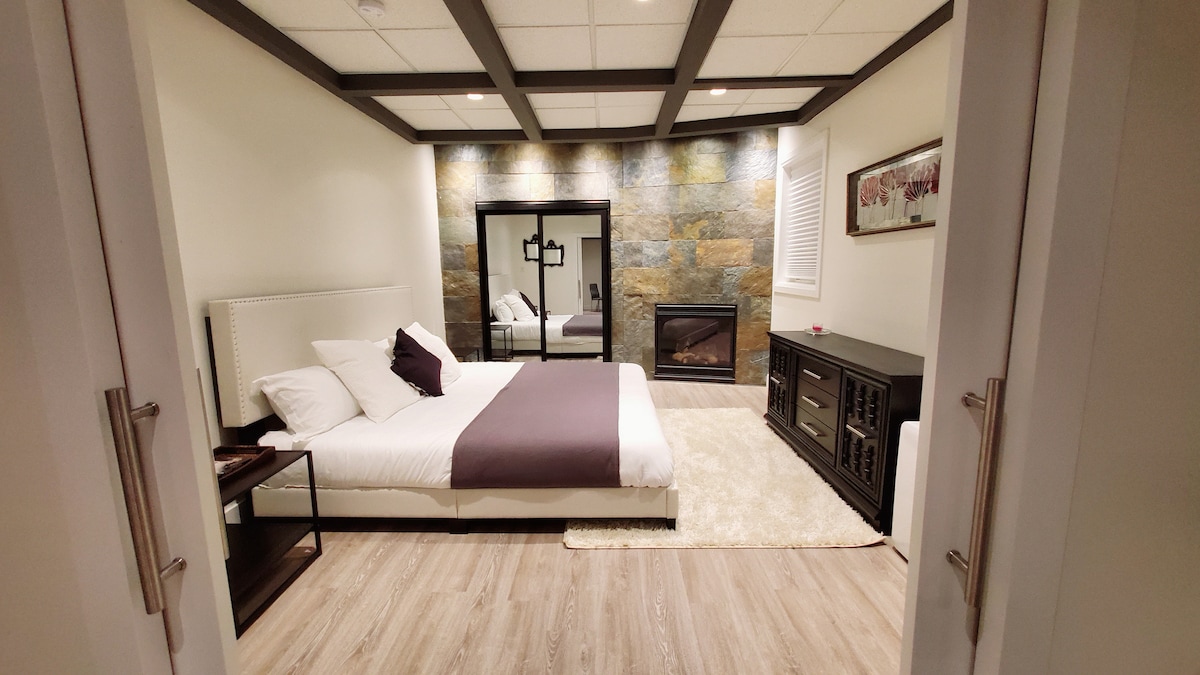 "كان هذا أبعد من تجربة سفر 5 نجوم. أوصي بشدة لأي شخص بالإقامة في Airbnb هذا. أماكن إقامة رائعة مع جميع وسائل الراحة التي تم تلبيتها. كان المضيفون استثنائيين. شكرا جزيلا مرة أخرى نيكول وويل."- 
دونالد (مارس 2020)