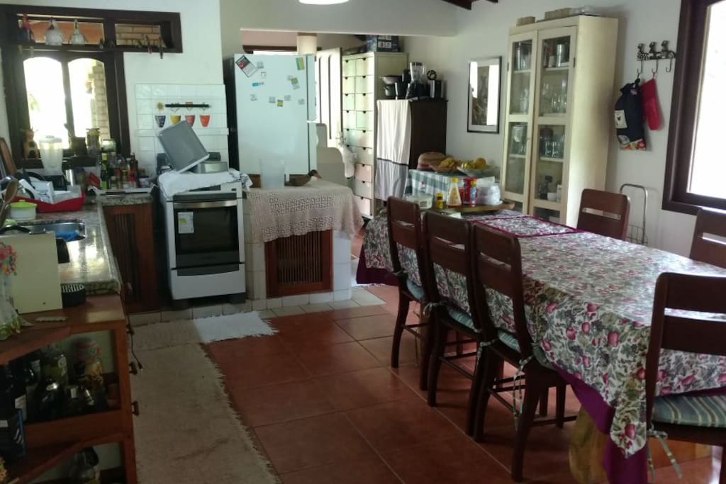 Cozinha com área de serviço ao fundo