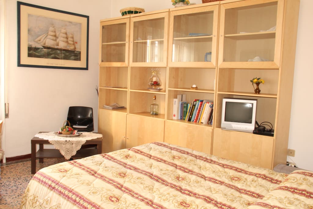 divano letto aperto e TV