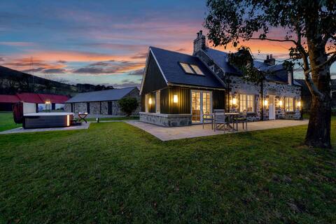 Dalveich Cottage w/hot tub & stunning views!