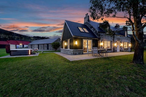 Dalveich Cottage w/hot tub & stunning views!