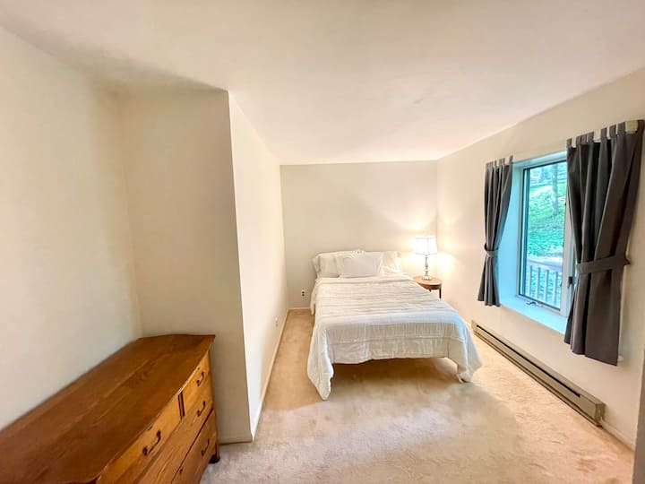 ห้องนอนที่สองนี้มีตู้เสื้อผ้าไม้เนื้อแข็งตู้เสื้อผ้าและหน้าต่างริมอ่าวที่สวยงามที่มองเห็นลานหน้าบ้าน 