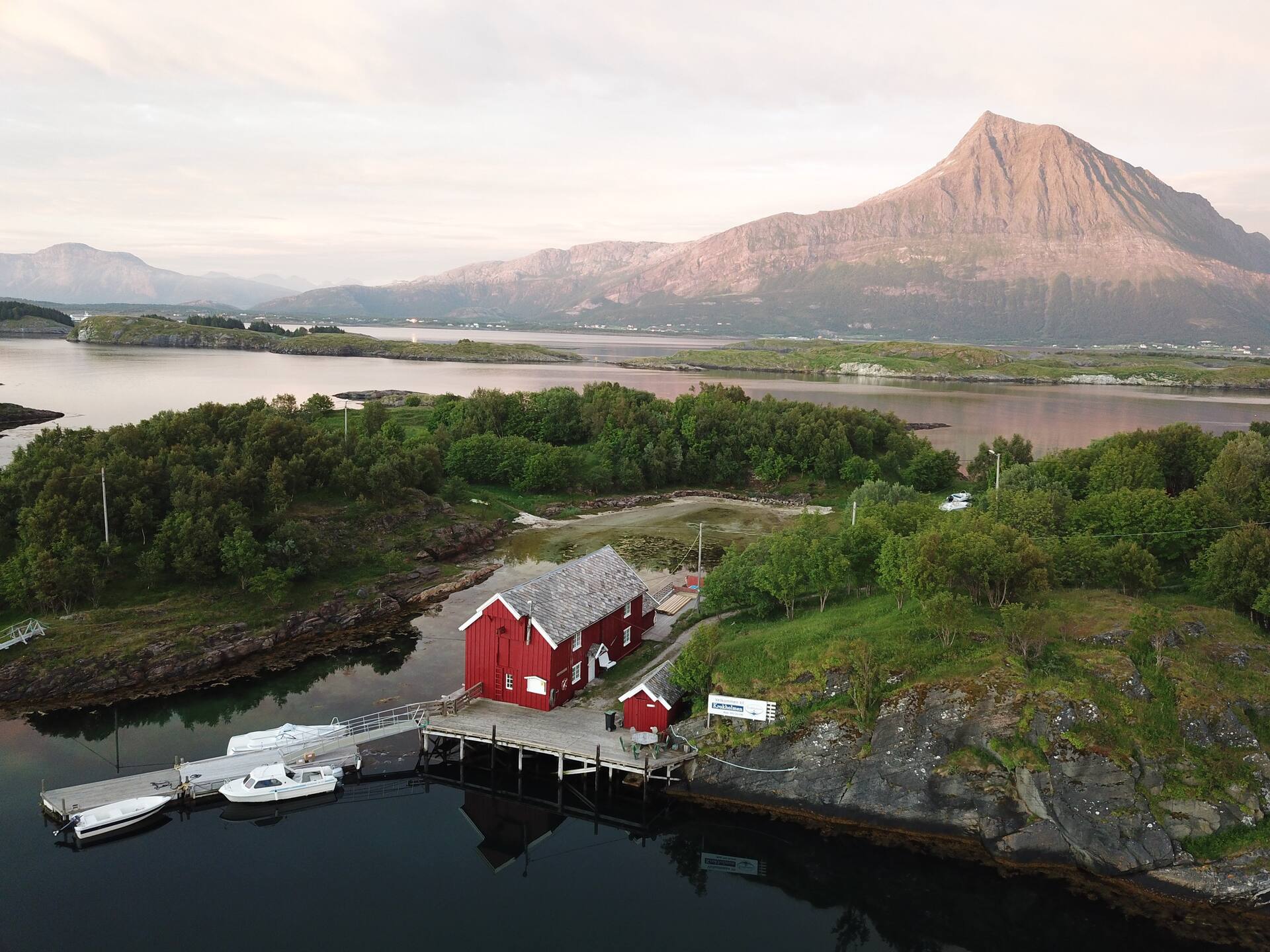 Experience island life from Nikolaibrygga in Gildeskål