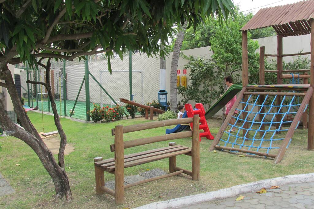 Área de lazer com mini quadra e parque infantil