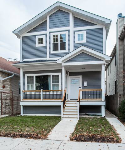 Stunning 6 BR Home * Chicago * Centrally Located gallery image 5