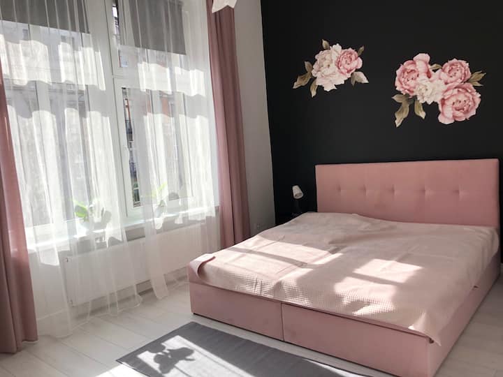 ห้องนอนพร้อมเตียงคิงไซส์ 180x200 พร้อมตู้เสื้อผ้า