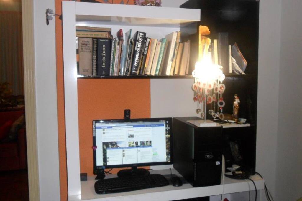 ante-sala com sofá de espera e micro