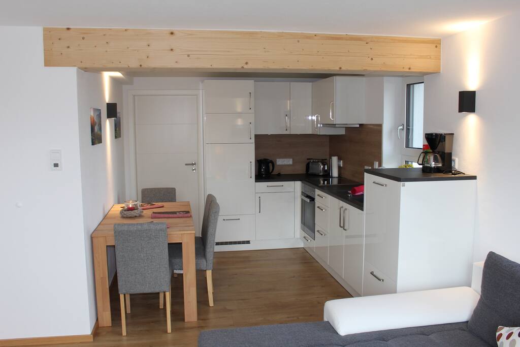 Moderne, hochwertige Küche mit Essbereich