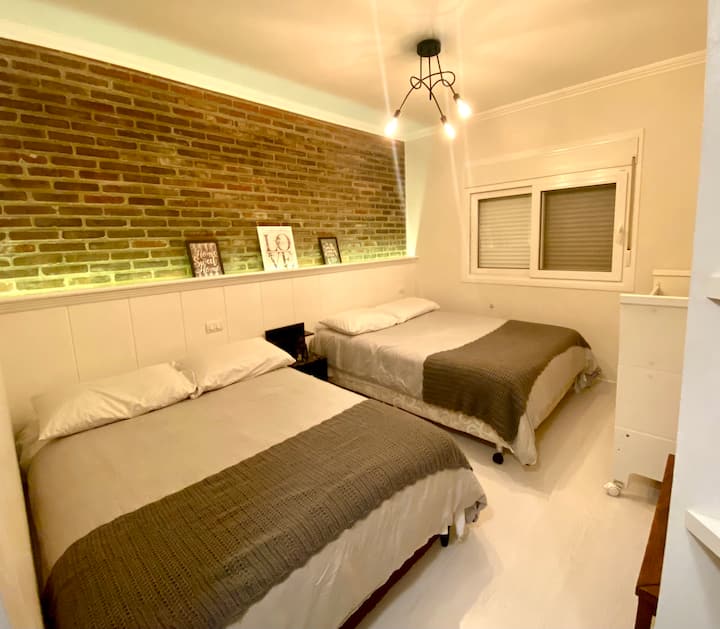 جناح بسريرين مزدوجين وسرير أطفال ومكيف هواء ساخن /بارد