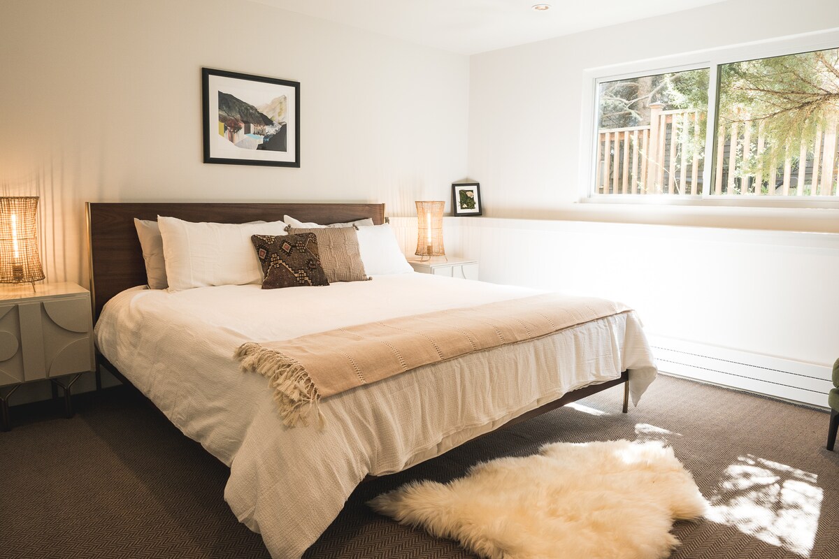 חדר שינה שלישי למטה עם טלוויזיה עם מסך שטוח.