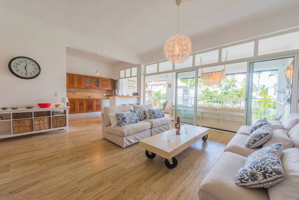 Spacious Entrance with terrace view