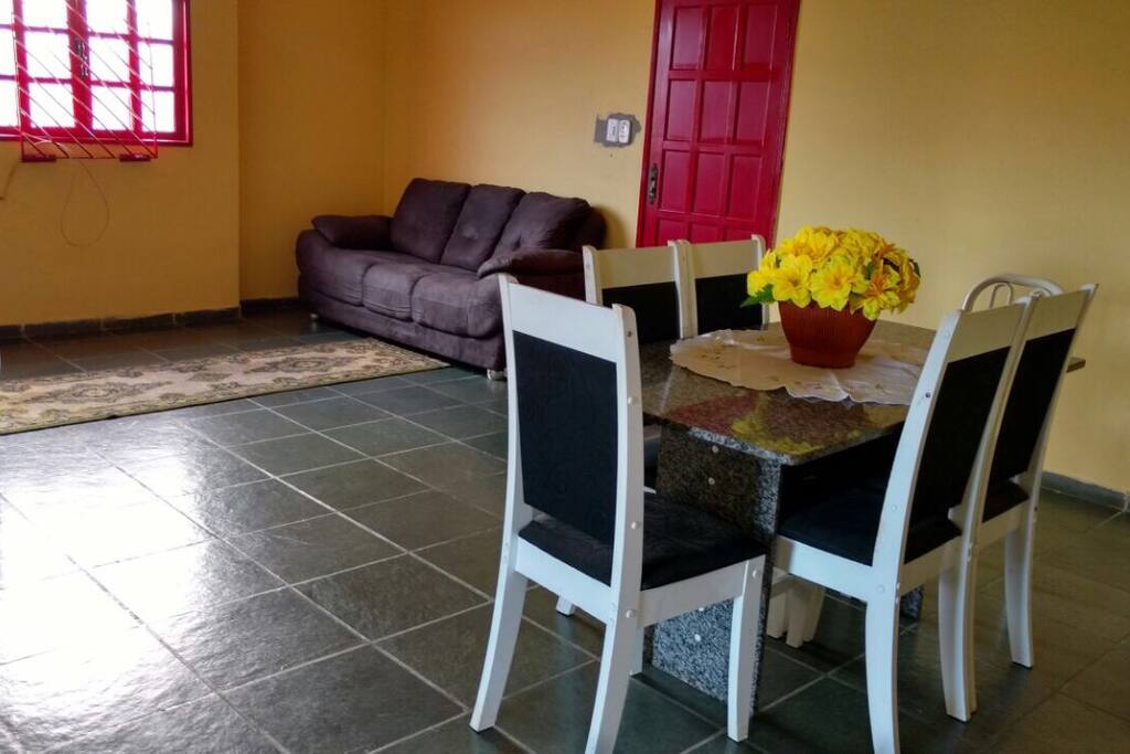Sala grande e acolhedora com disponibilidade de colocar colchões para acomodação de várias pessoas