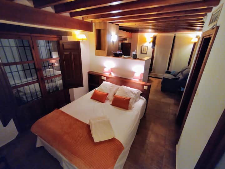 בסטודיו יש 2 מרפסות קטנות כדי למלא את החלל באור. 