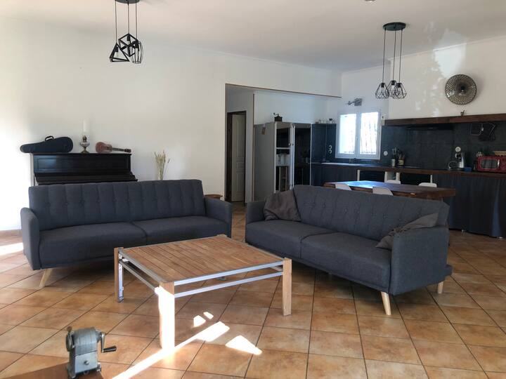 Maison De 110m2 Avec Grand Jardin Et Piscine - Gard