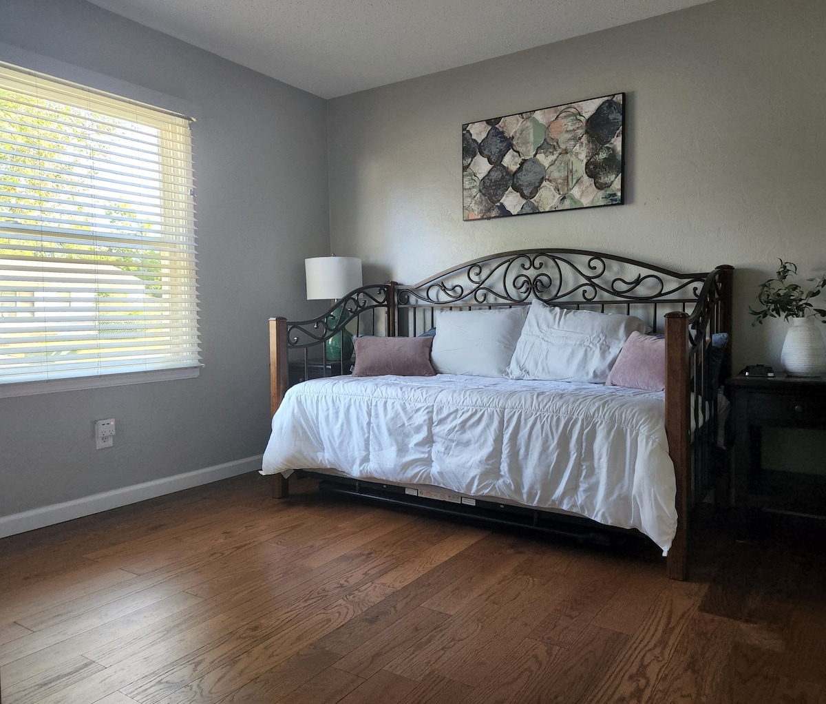 这是带沙发床的第二间卧室。还有一张滚动式子母床，从下面滚动并弹出，变成一张2米宽双人床。此房源位于走廊尽头的左侧。