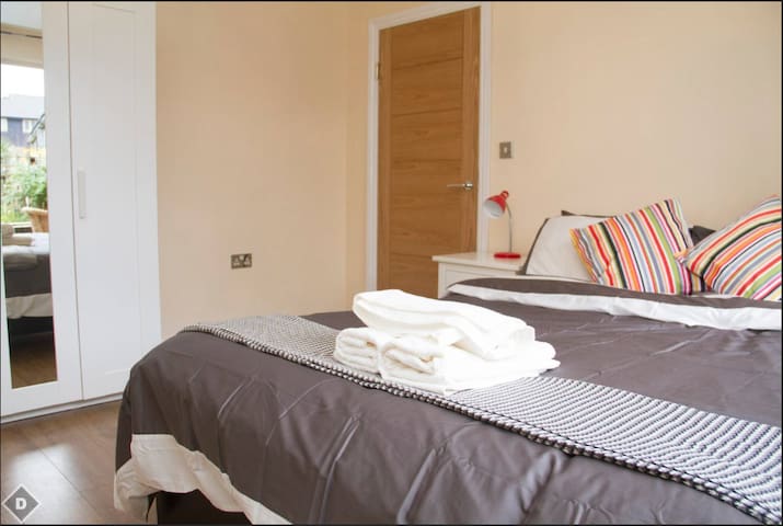 Amazing 2 Bed Luxury apartments by River Thames.