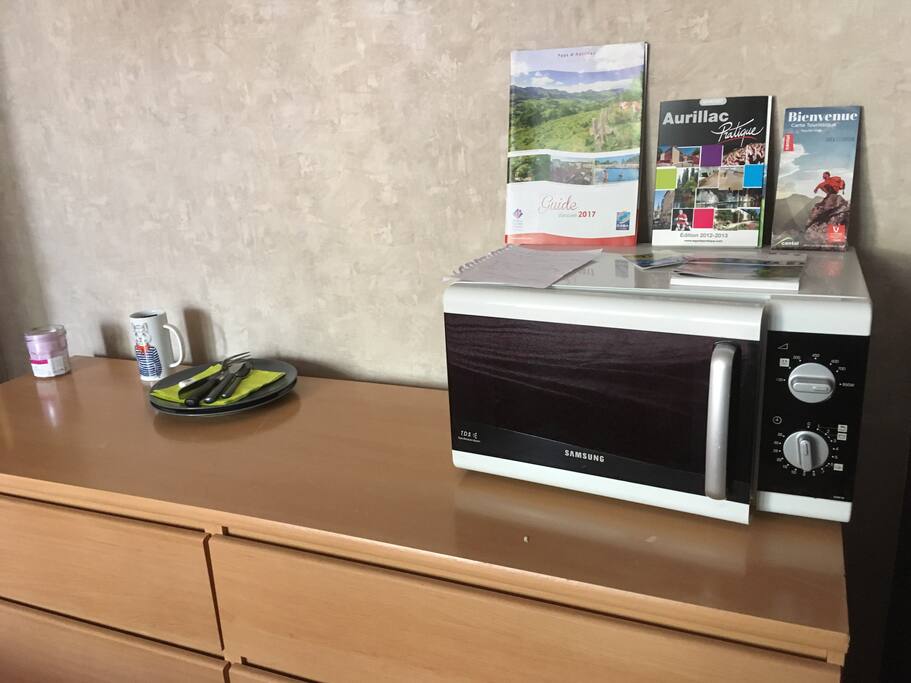 Documentation sur la ville et le département à disposition dans la chambre