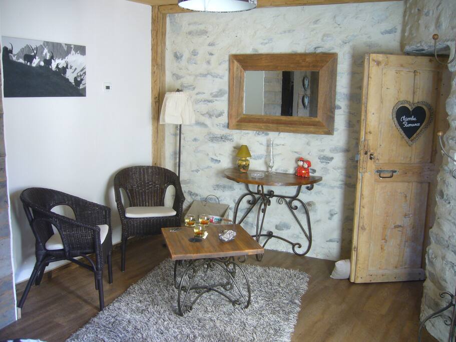 Le petit coin salon dans la chambre