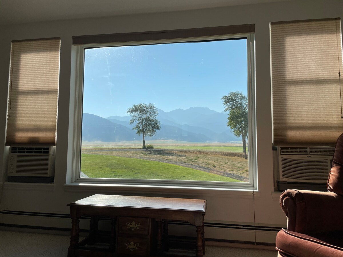Popular Airbnb listing: Spacious-Quiet-Clean-Potato Farm Paradise in Butte Silver Bow (Balance)