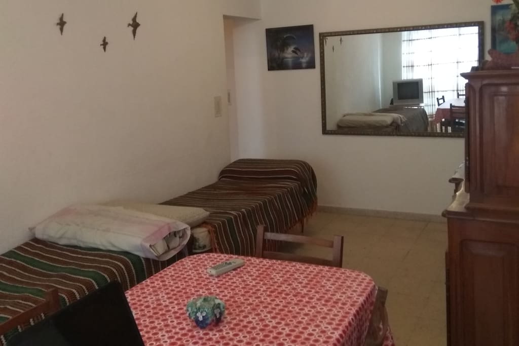 Amplio y cómodo living con meza y cinco sillas. Además cuenta con dos Sofá Cama, tv con cable, wifi y estufa.